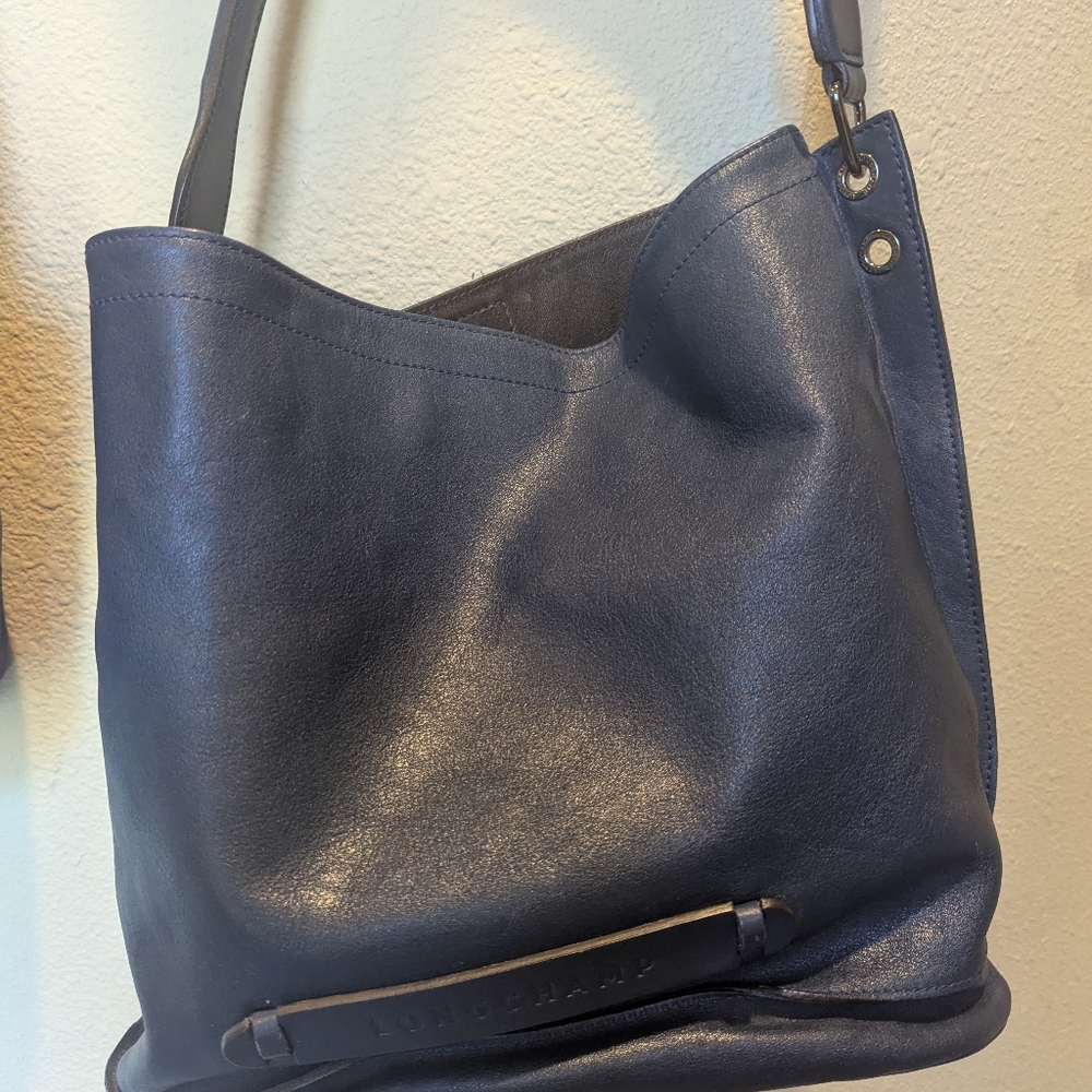 Classy, Authentic Longchamp large leather Midnight Blue Very Nice Shoulder Bag. - Picture 4 of 7